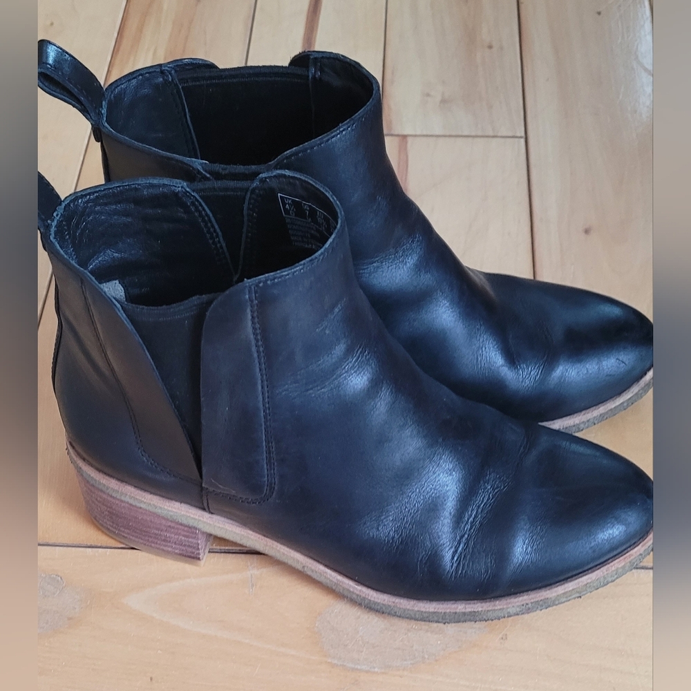 Clark's Black Leather Women's Ankle Boots 6.5 -small 7
